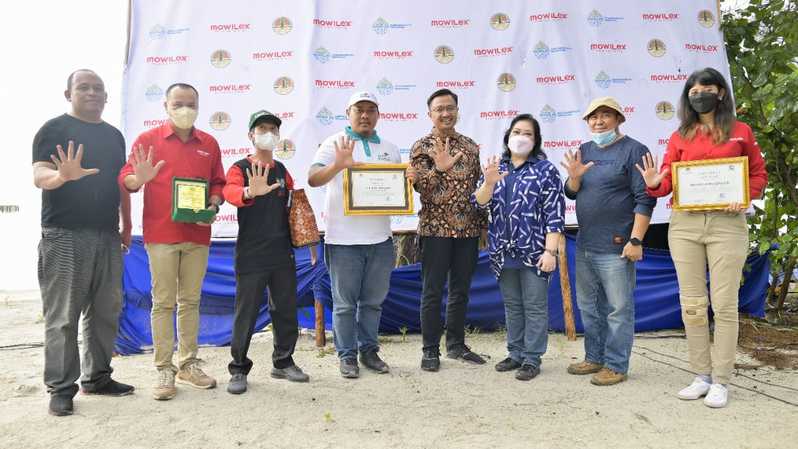 PT Mowilex Indonesia bersama Hutan Kemasyarakatan (HKm) Seberang Bersatu, Desa Juru Seberang, Tanjung Pandan, Belitung menggelar penanaman 10.000 bibit mangrove,