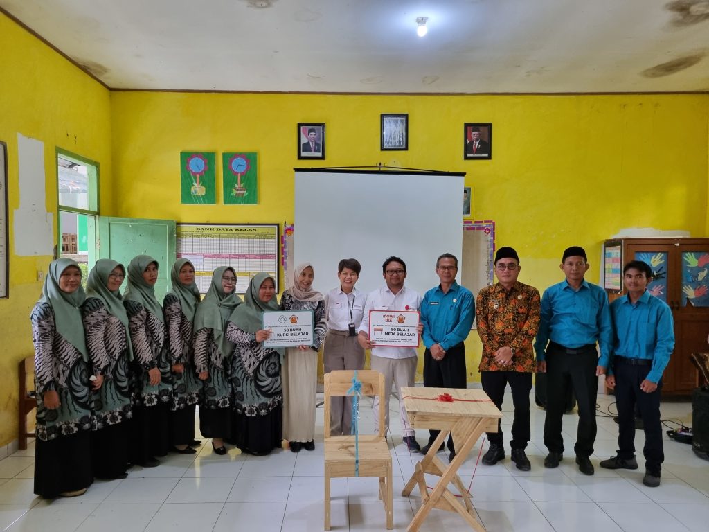 Penyerahan bantuan perlengkapan meja dan kursi untuk SD Negeri Bojong Ranji, Cikande, Banten, 29 Februari 2024, dari Mowilex dan Universal Eco Pasific.