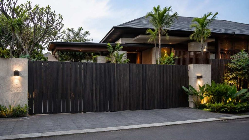 pagar kayu warna hitam